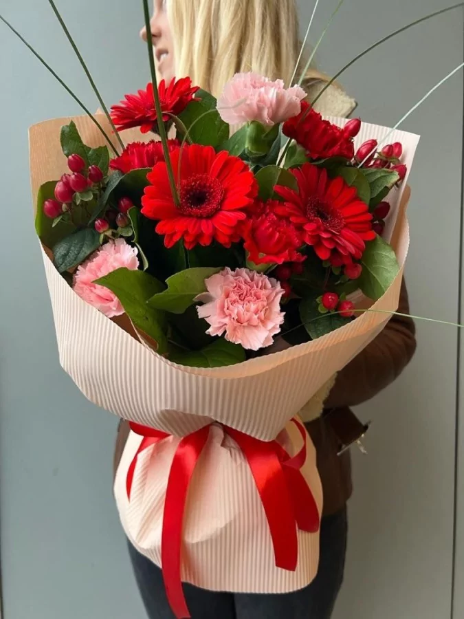Czerwona gerbera z goździkiem